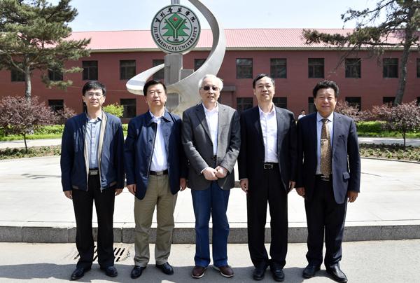 孙正聿教授(中)与部分校领导在校史馆前___.jpg