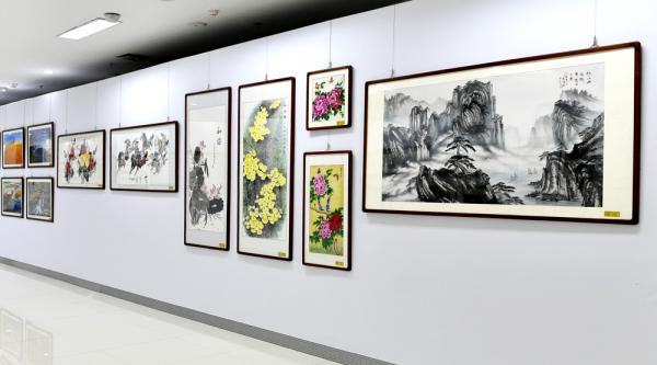 优秀绘画作品展览一角___.jpg
