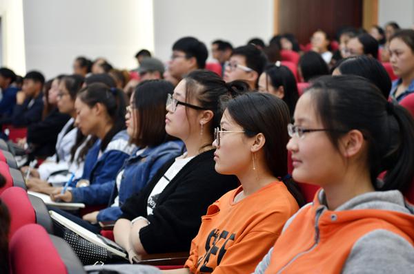 学生们认真听讲___.jpg
