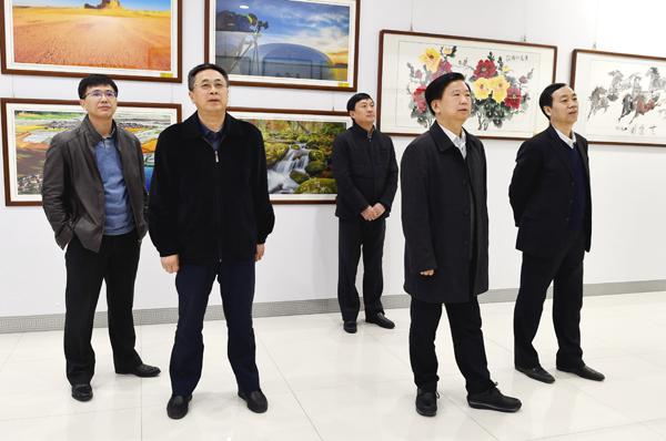 校领导参观展览___.jpg