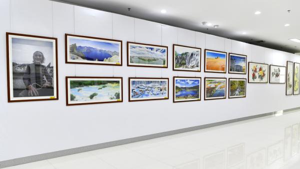优秀摄影作品展览一角___.jpg