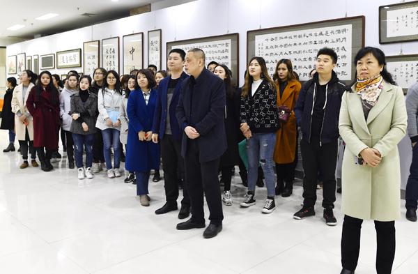 护理学院师生集中观赏作品___.jpg