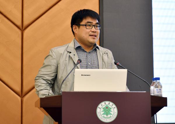 中国教育报基层新闻版主编禹跃昆老师作报告___.jpg